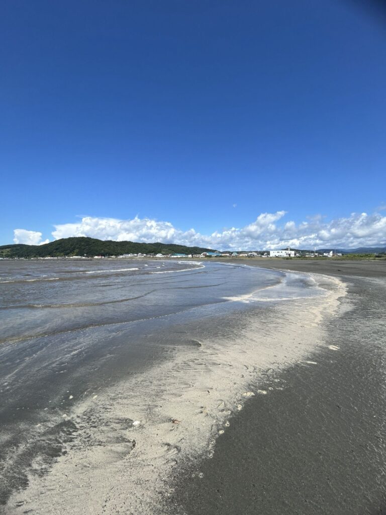 青空の下に広がる浦河の海岸