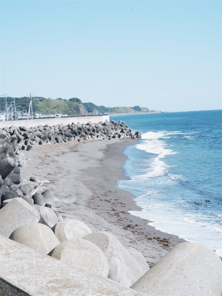 消波ブロックと砂浜に打ち寄せる波