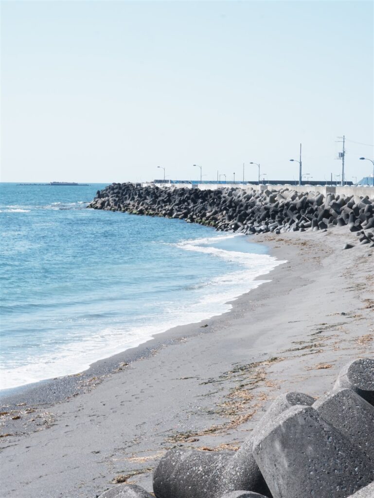 浦河の砂浜と防波堤